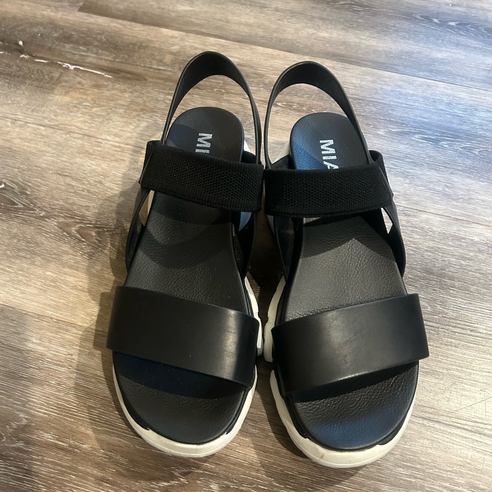 Mia sandals